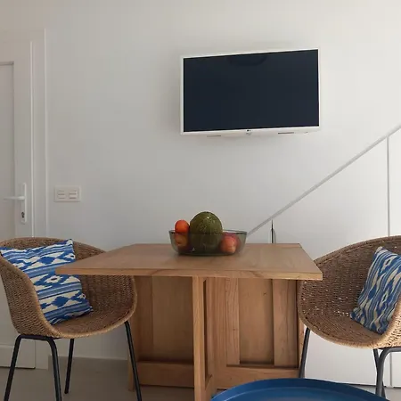 Famara - Beachfront, Balcony & Ocean Views! Апартаменты *