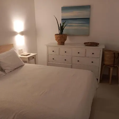 Famara - Beachfront, Balcony & Ocean Views! Apartment *