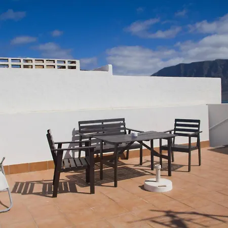 Апартаменты Famara - Beachfront, Balcony & Ocean Views! Тегисе