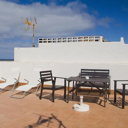 Апартаменты Famara - Beachfront, Balcony & Ocean Views! *