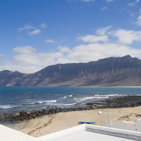 Famara - Beachfront, Balcony & Ocean Views! Апартаменты