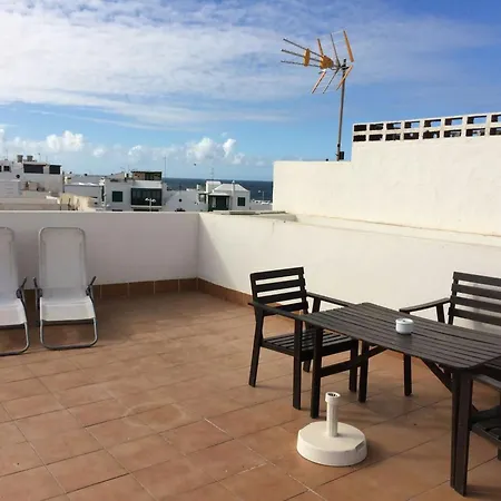 Famara - Beachfront, Balcony & Ocean Views! Тегисе