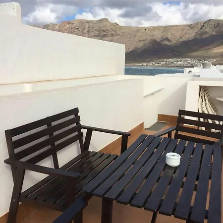 Famara - Beachfront, Balcony & Ocean Views! Апартаменты *