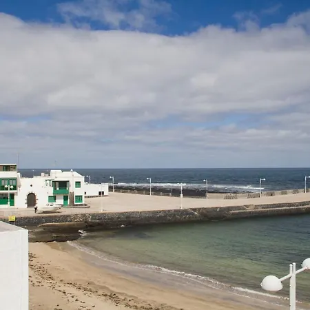 Famara - Beachfront, Balcony & Ocean Views! Апартаменты *