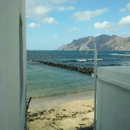 Famara - Beachfront, Balcony & Ocean Views! Апартаменты *